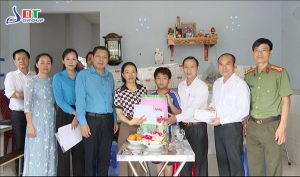 tham gia tặng quà cho gia định bị tai nạn