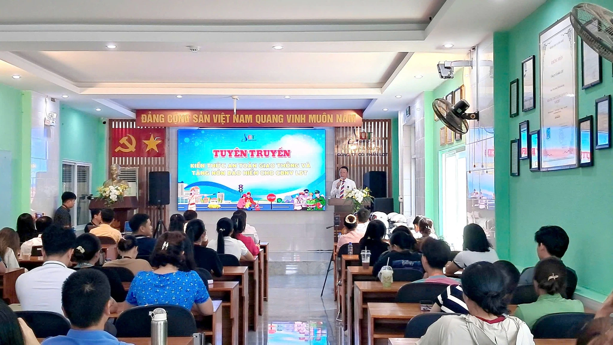 TUYÊN TRUYỀN KIẾN THỨC AN TOÀN GIAO THÔNG