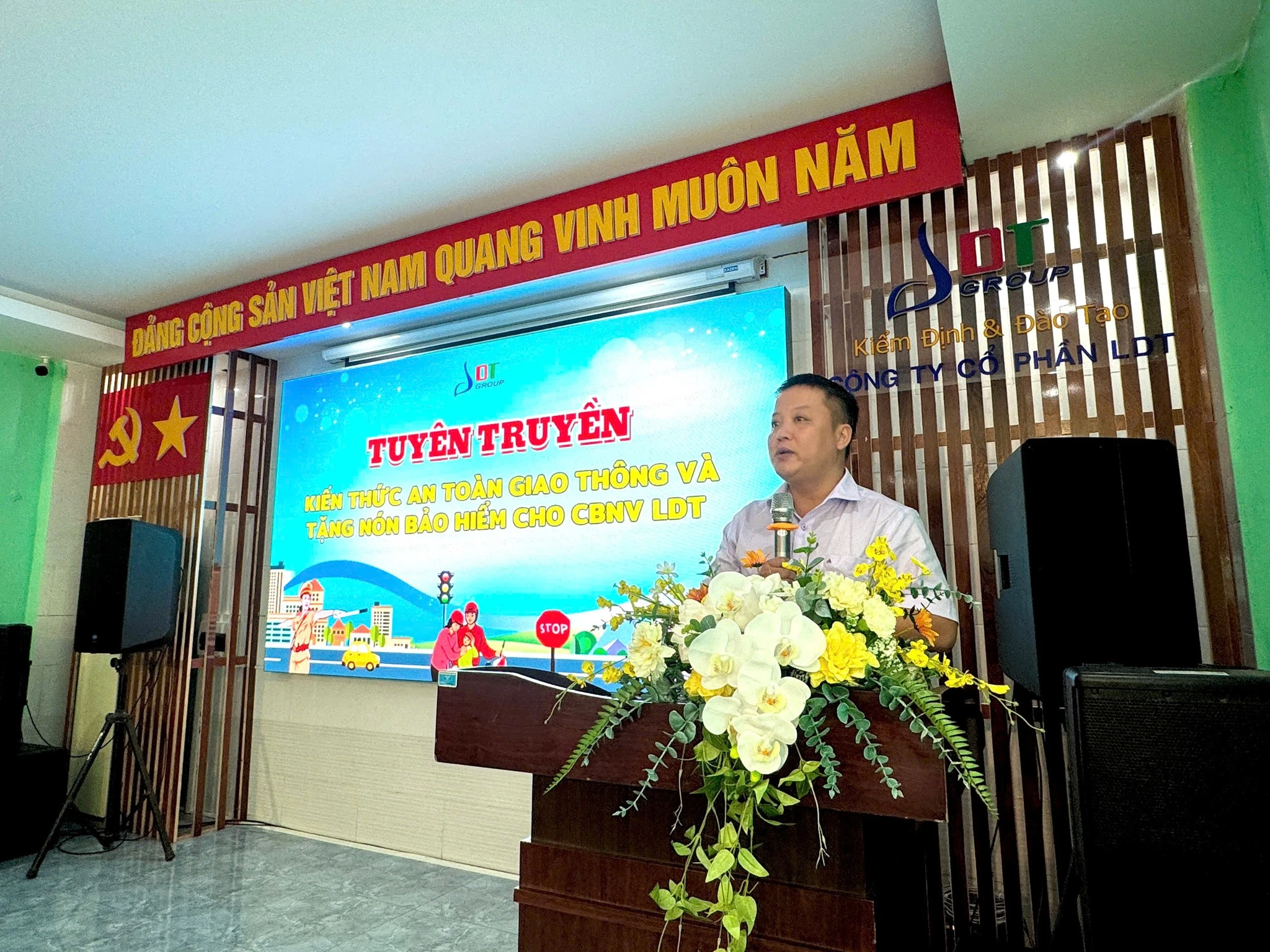 TUYÊN TRUYỀN KIẾN THỨC AN TOÀN GIAO THÔNG