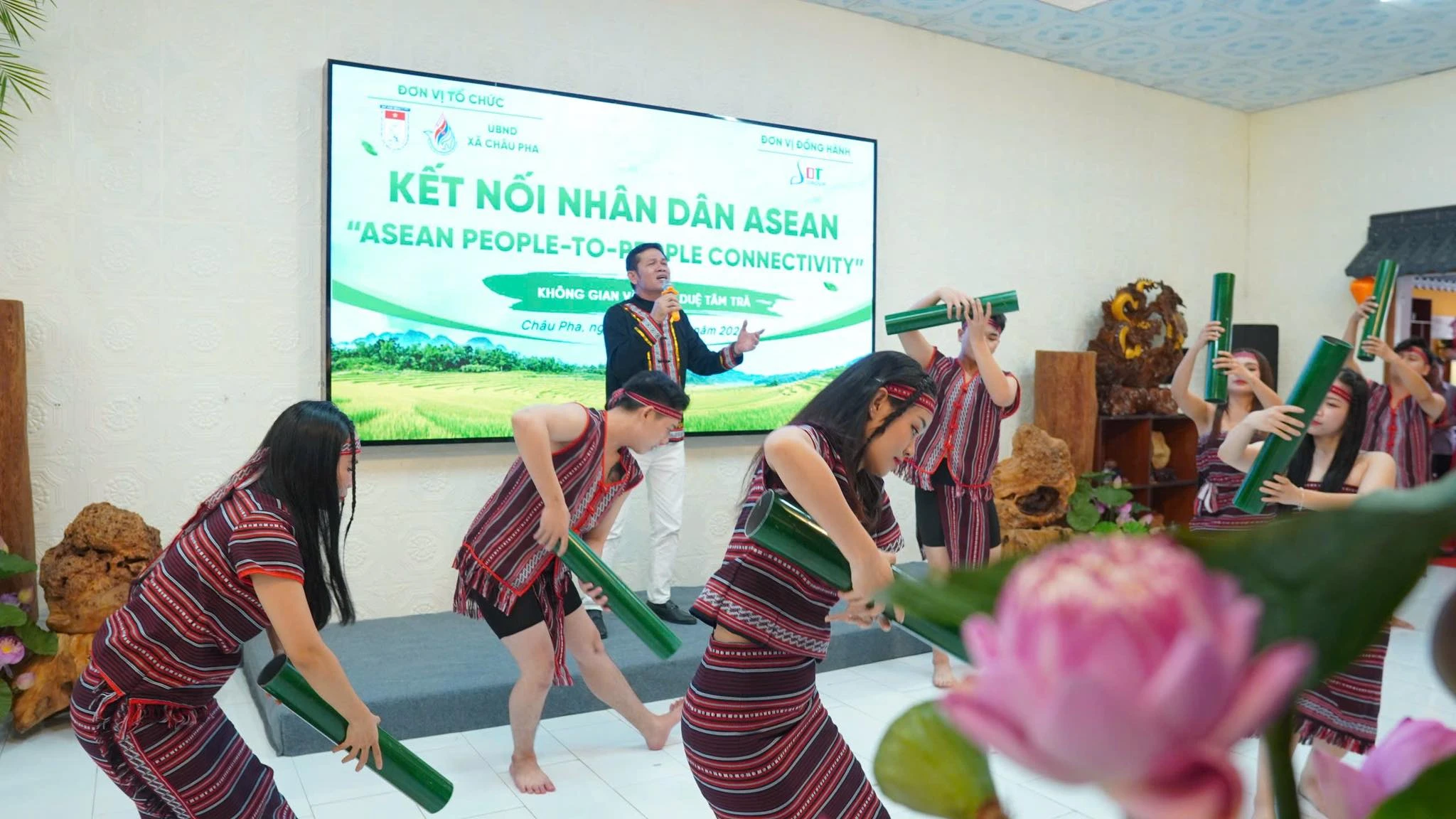 Tiệc trà hữu nghị “kết nối nhân dân ASEAN” tại xã Châu Pha