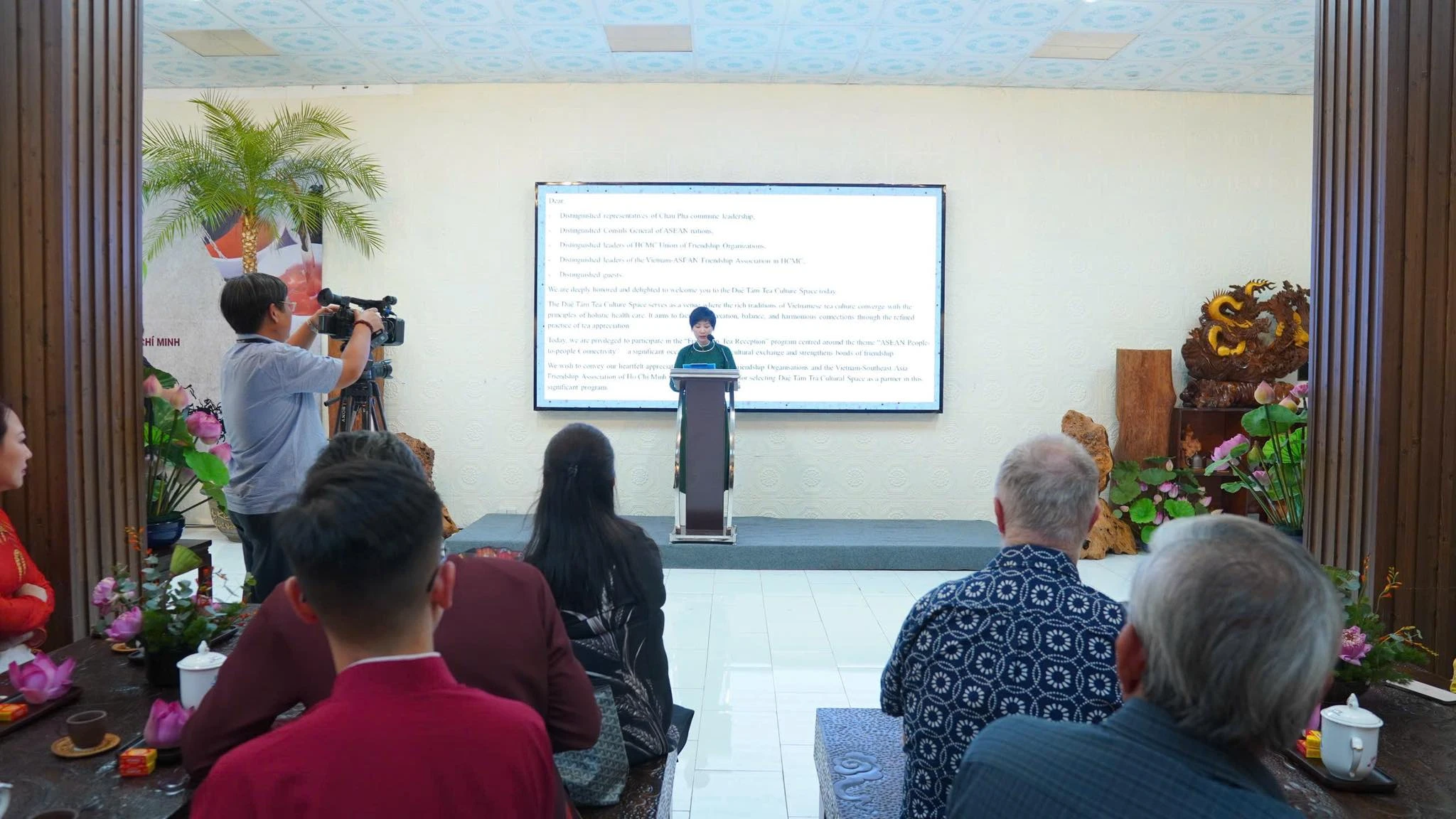 Tiệc trà hữu nghị “kết nối nhân dân ASEAN” tại xã Châu Pha