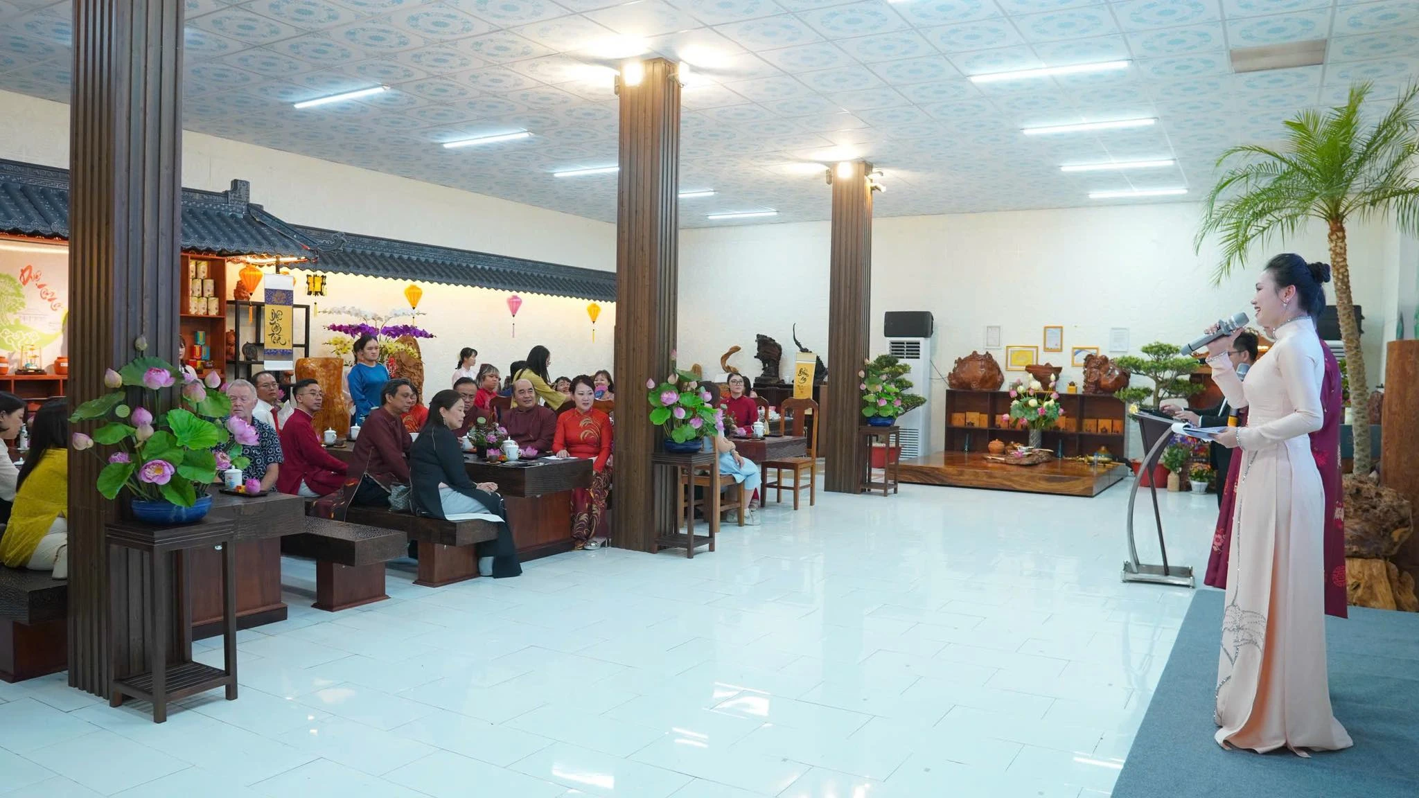 Tiệc trà hữu nghị “kết nối nhân dân ASEAN” tại xã Châu Pha