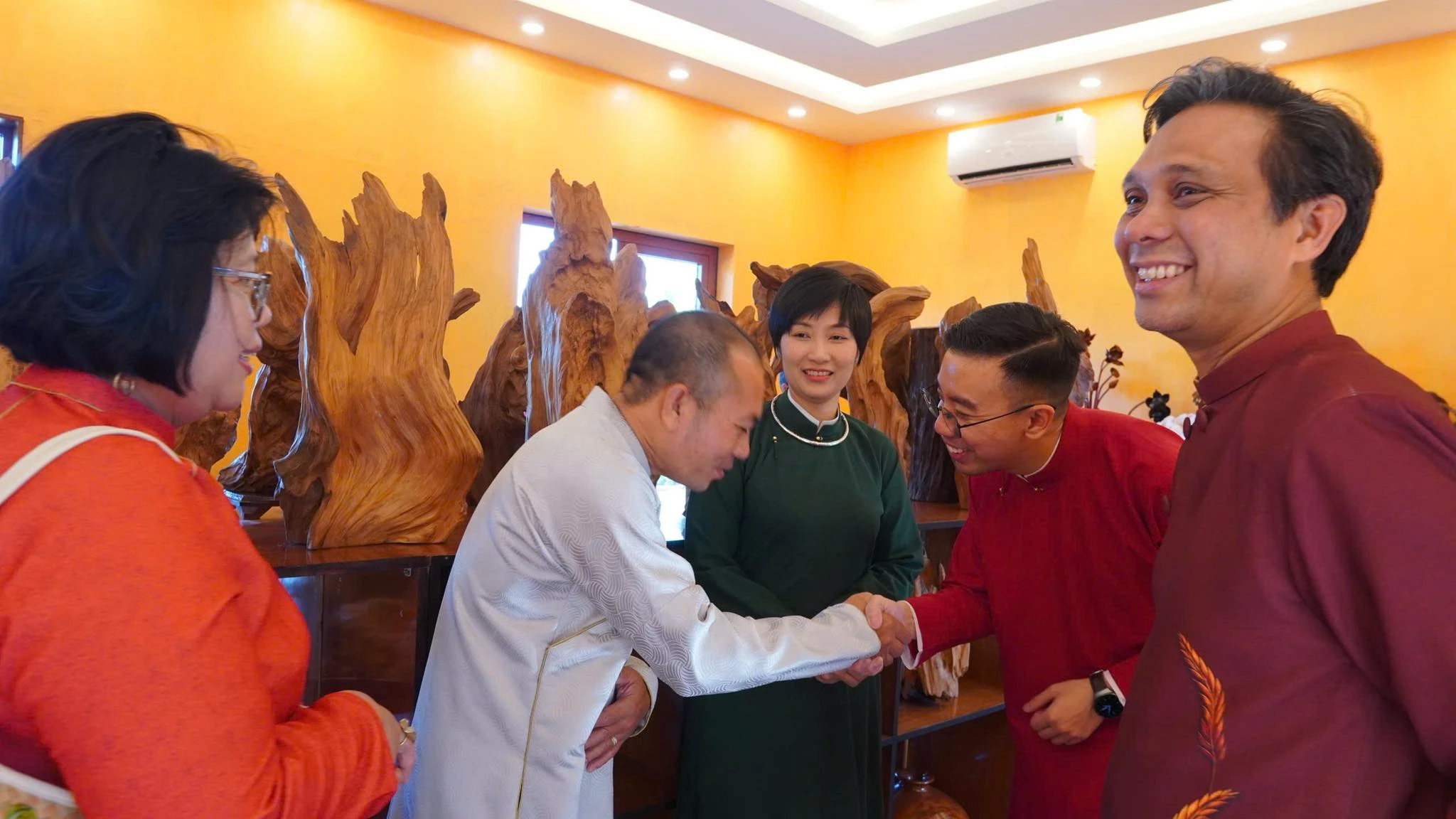 Tiệc trà hữu nghị “kết nối nhân dân ASEAN” tại xã Châu Pha