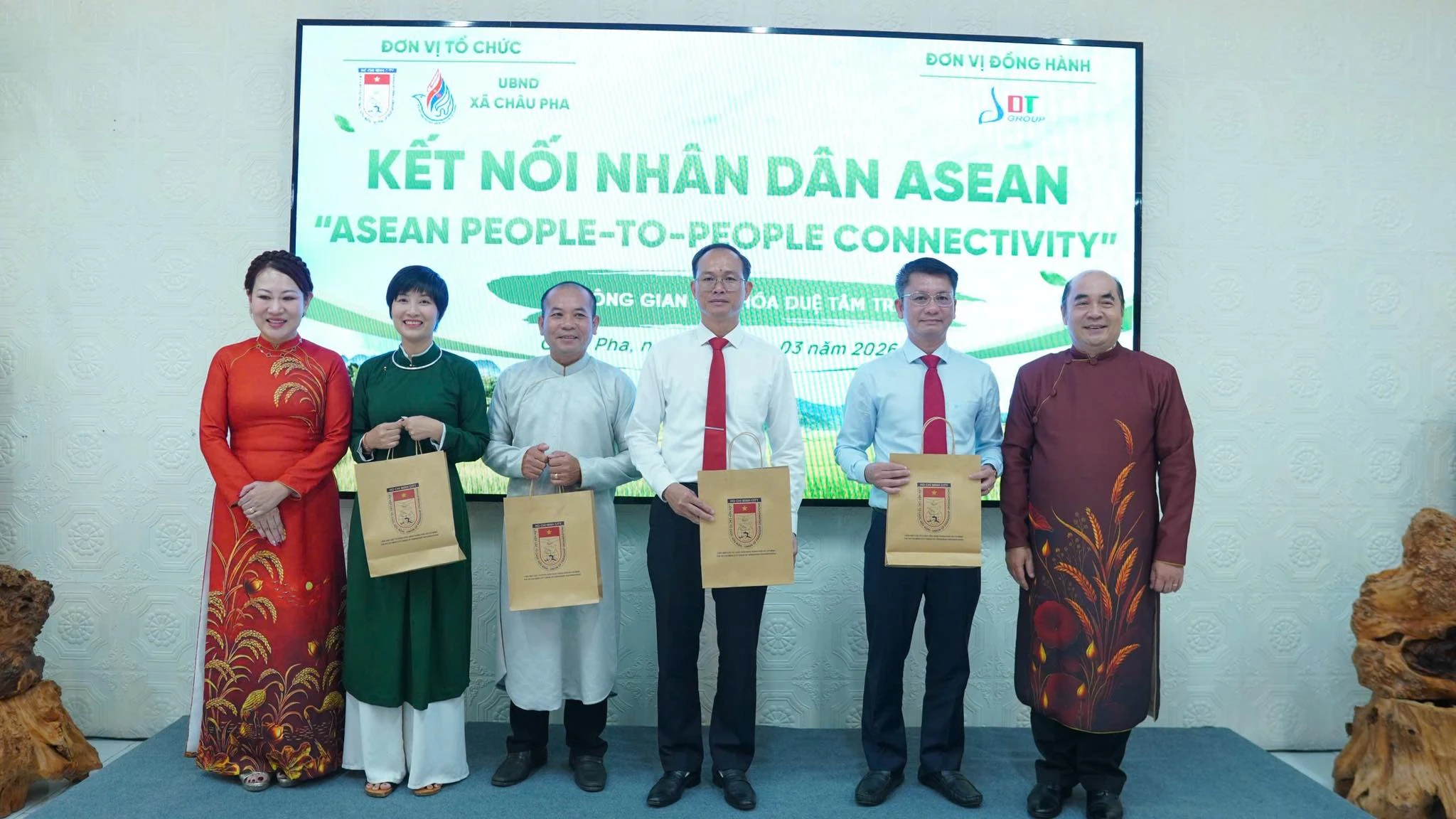 Tiệc trà hữu nghị “kết nối nhân dân ASEAN” tại xã Châu Pha