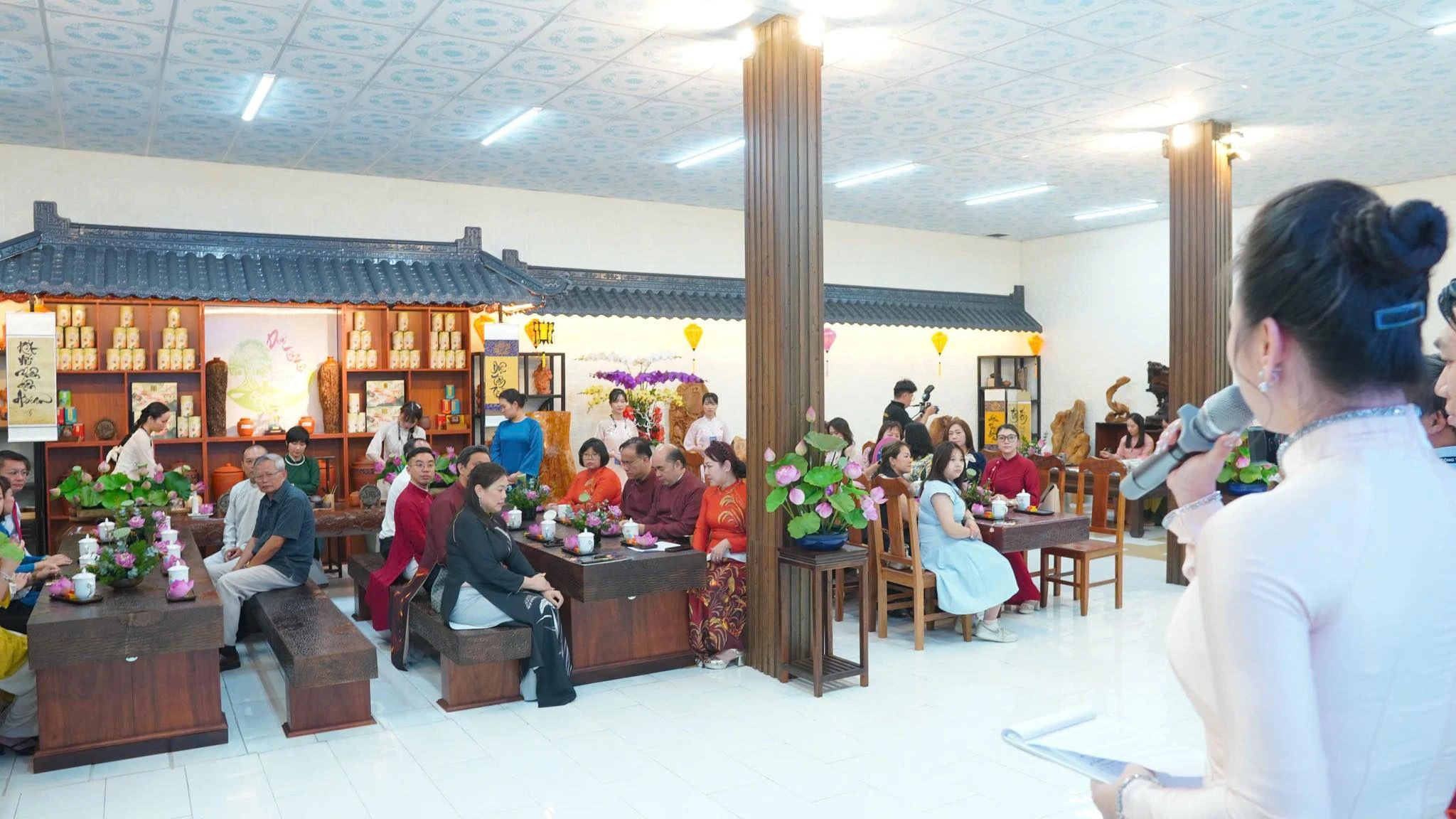 Tiệc trà hữu nghị “kết nối nhân dân ASEAN” tại xã Châu Pha
