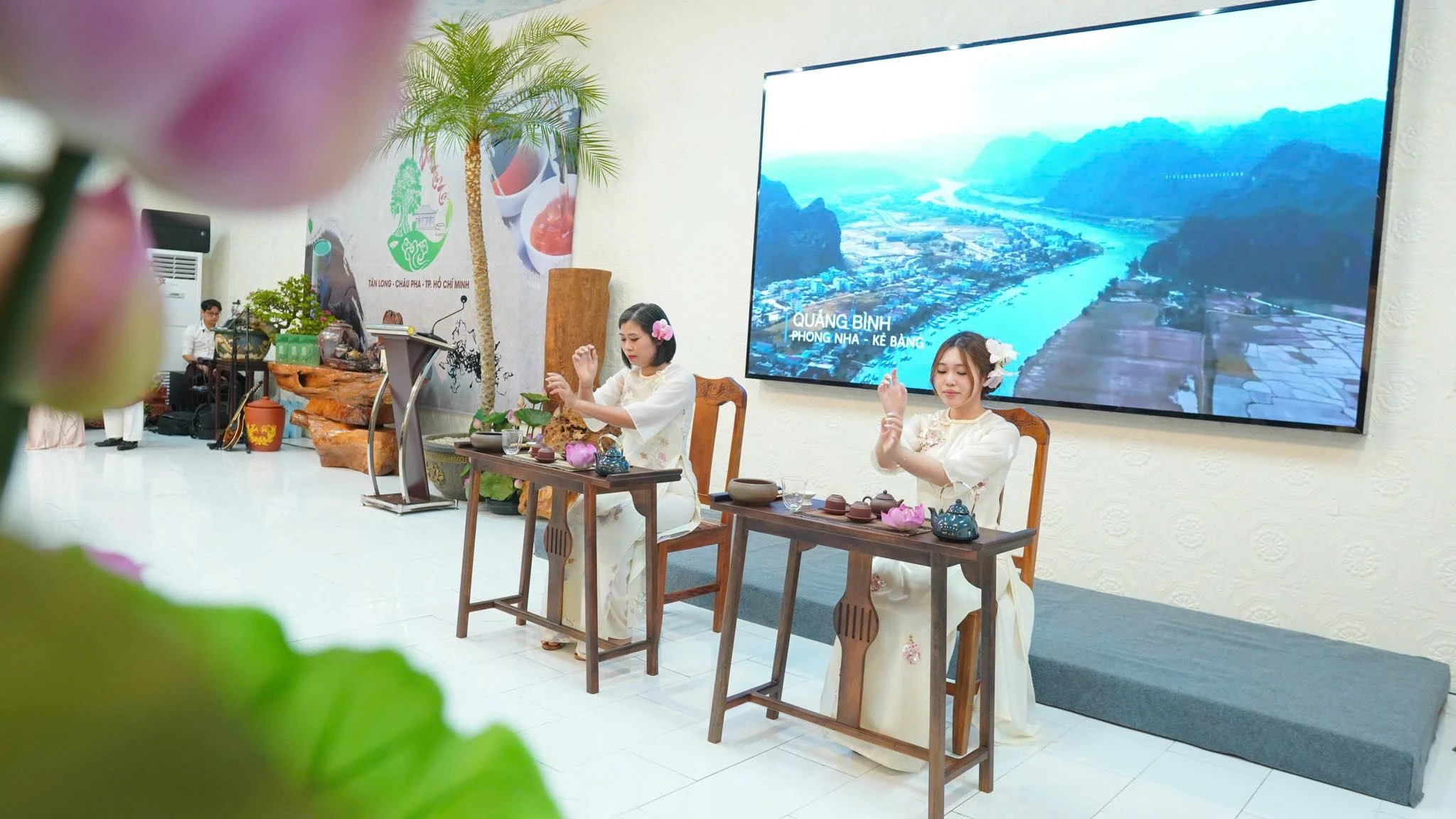 Tiệc trà hữu nghị “kết nối nhân dân ASEAN” tại xã Châu Pha