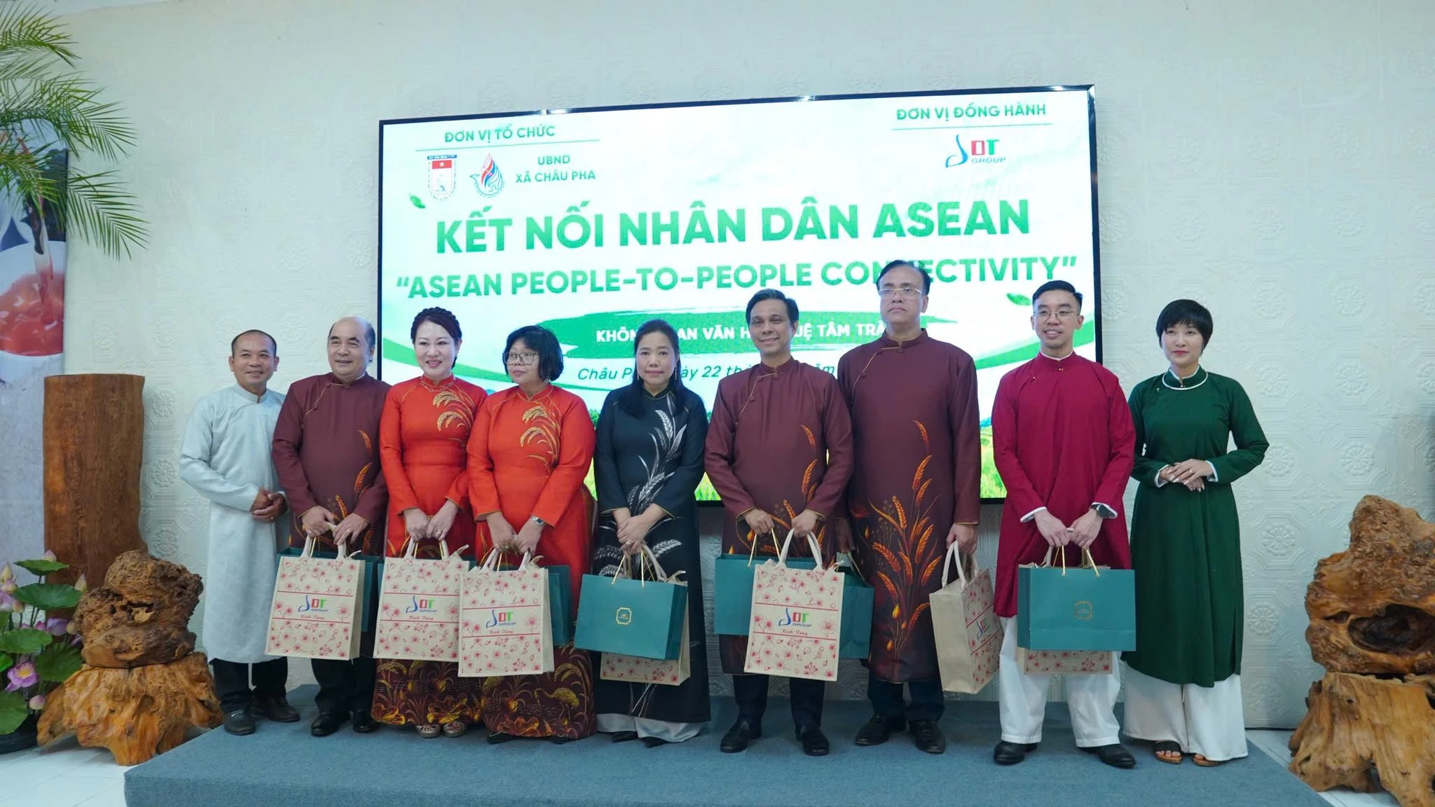 Tiệc trà hữu nghị “kết nối nhân dân ASEAN” tại xã Châu Pha