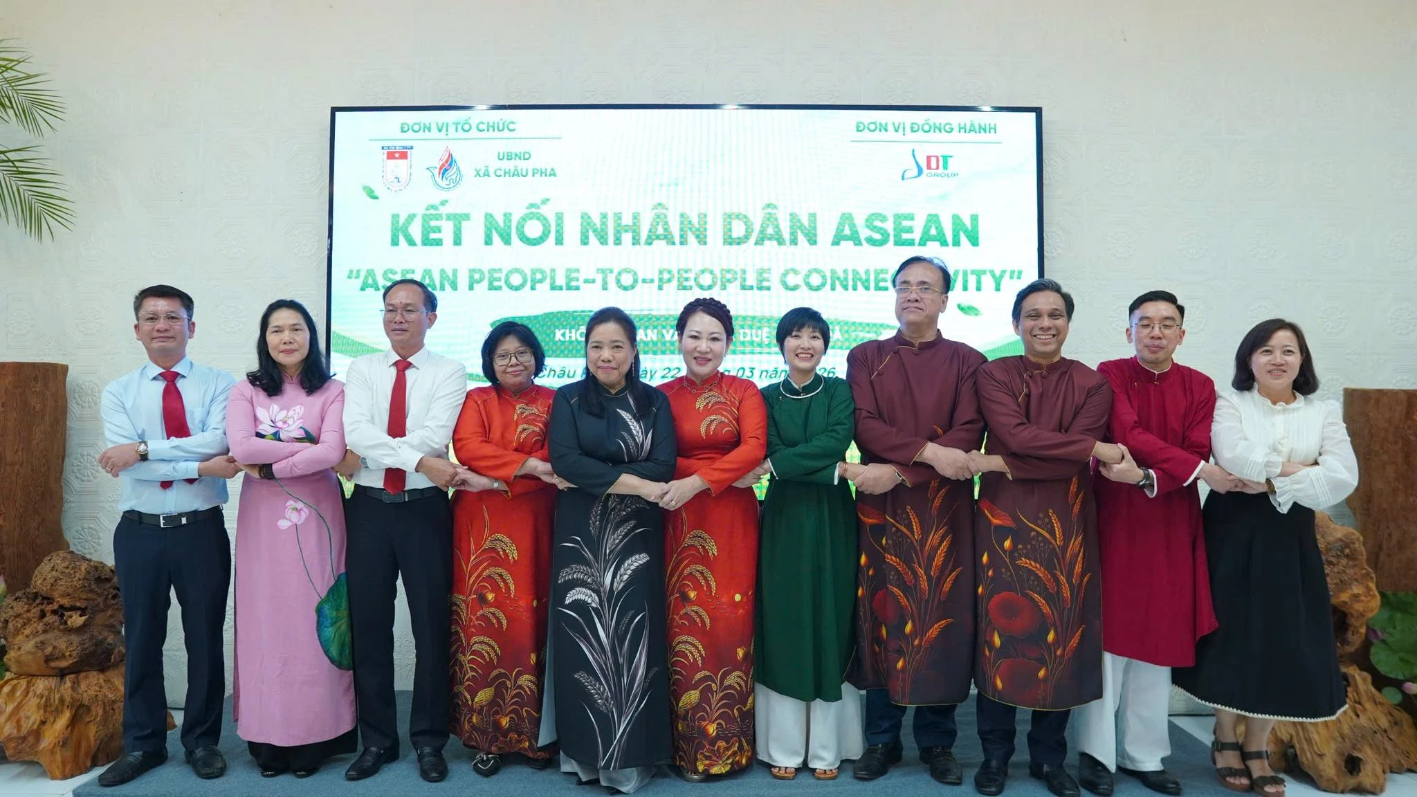 Tiệc trà hữu nghị “kết nối nhân dân ASEAN” tại xã Châu Pha