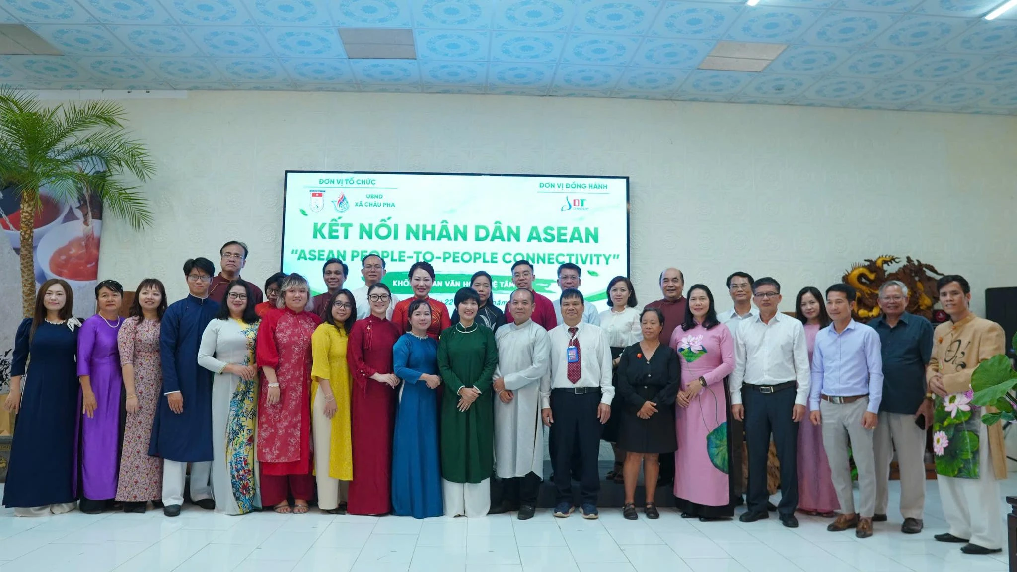 Tiệc trà hữu nghị “kết nối nhân dân ASEAN” tại xã Châu Pha