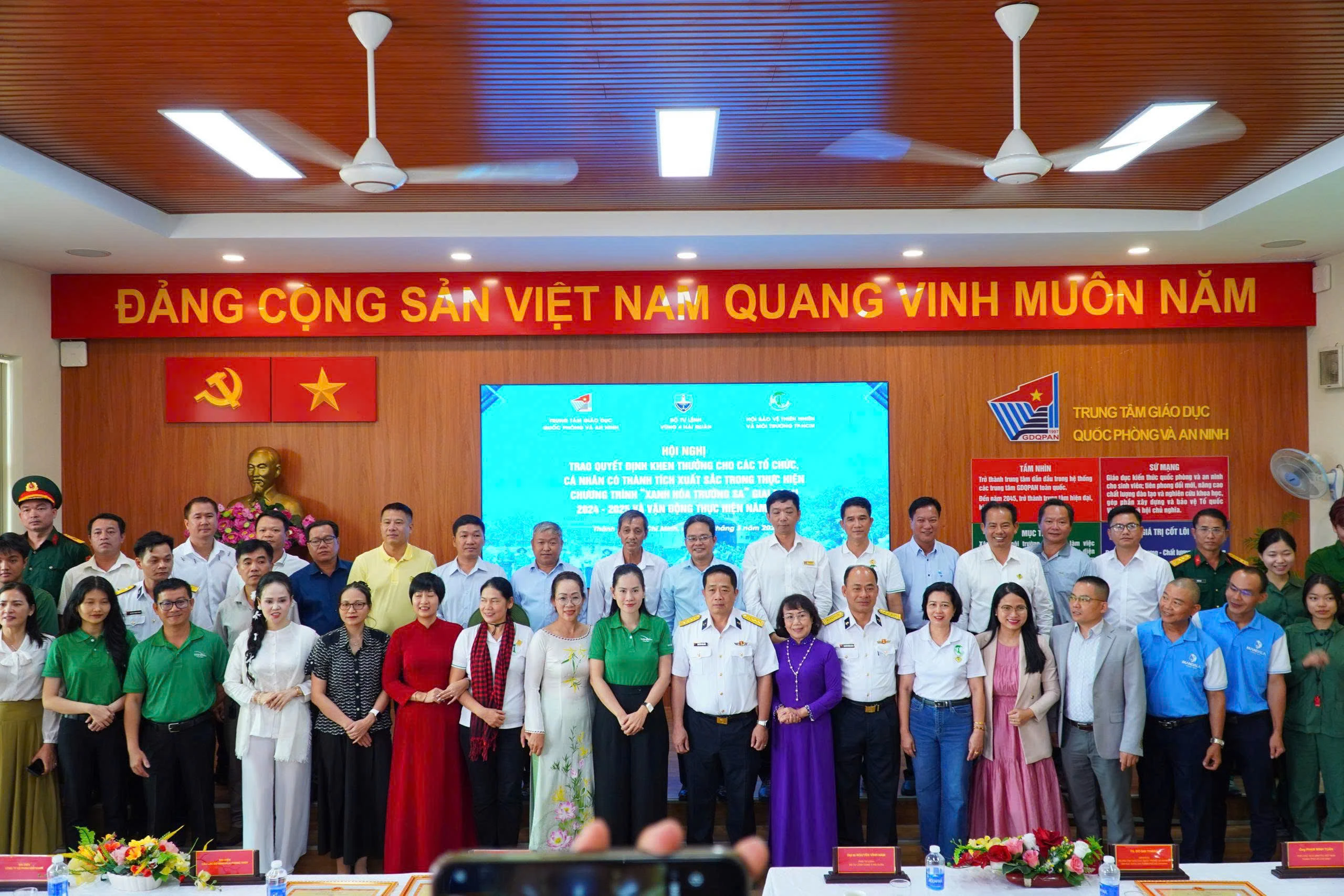 LDT THAM DỰ HỘI NGHỊ “VƯỜN VÌ VIỆT NAM XANH” – CHUNG TAY XANH HÓA TRƯỜNG SA