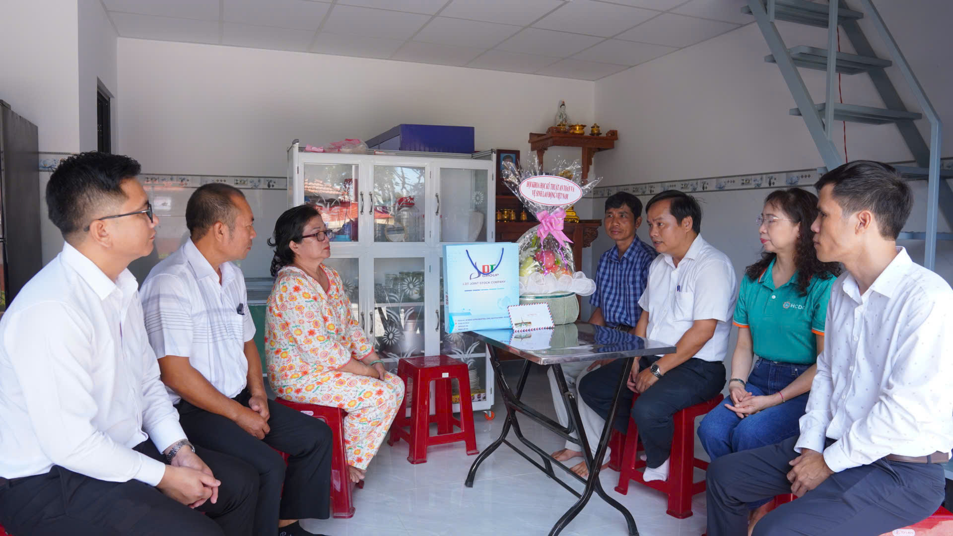 Thăm hỏi, động viên và tặng quà người bị tai nạn lao động tại TPHCM năm 2026 12 Thăm hỏi, động viên và tặng quà người bị tai nạn lao động tại TPHCM năm 2026 - Công Ty Cổ phần LDT